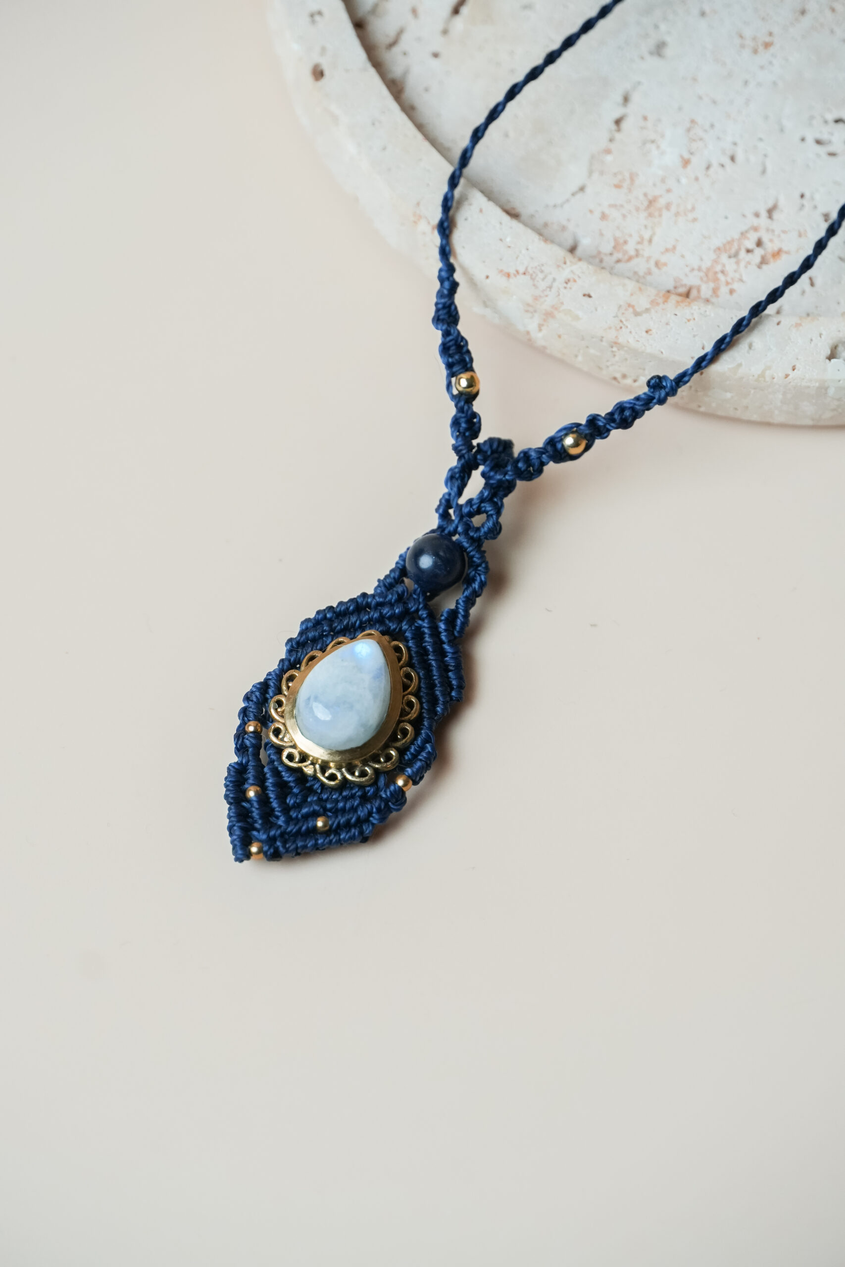 collier bleu foncé pierre de lune