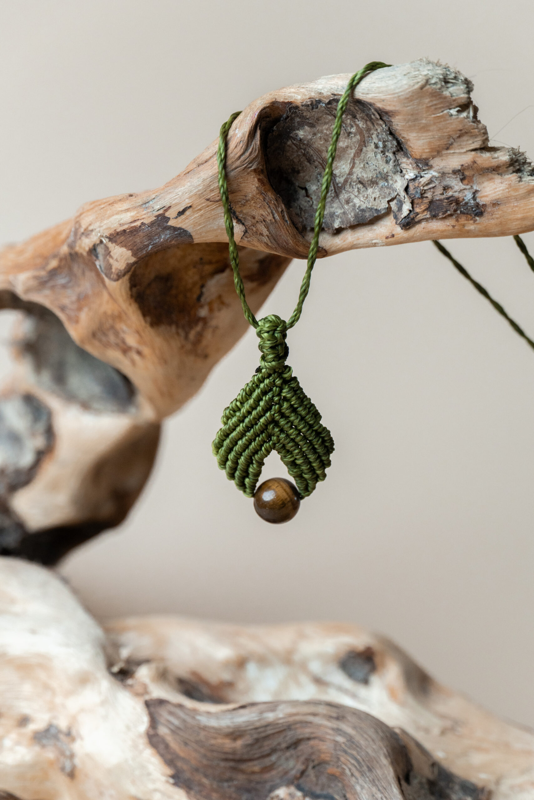 collier vert forme de feuille oeil de tigre