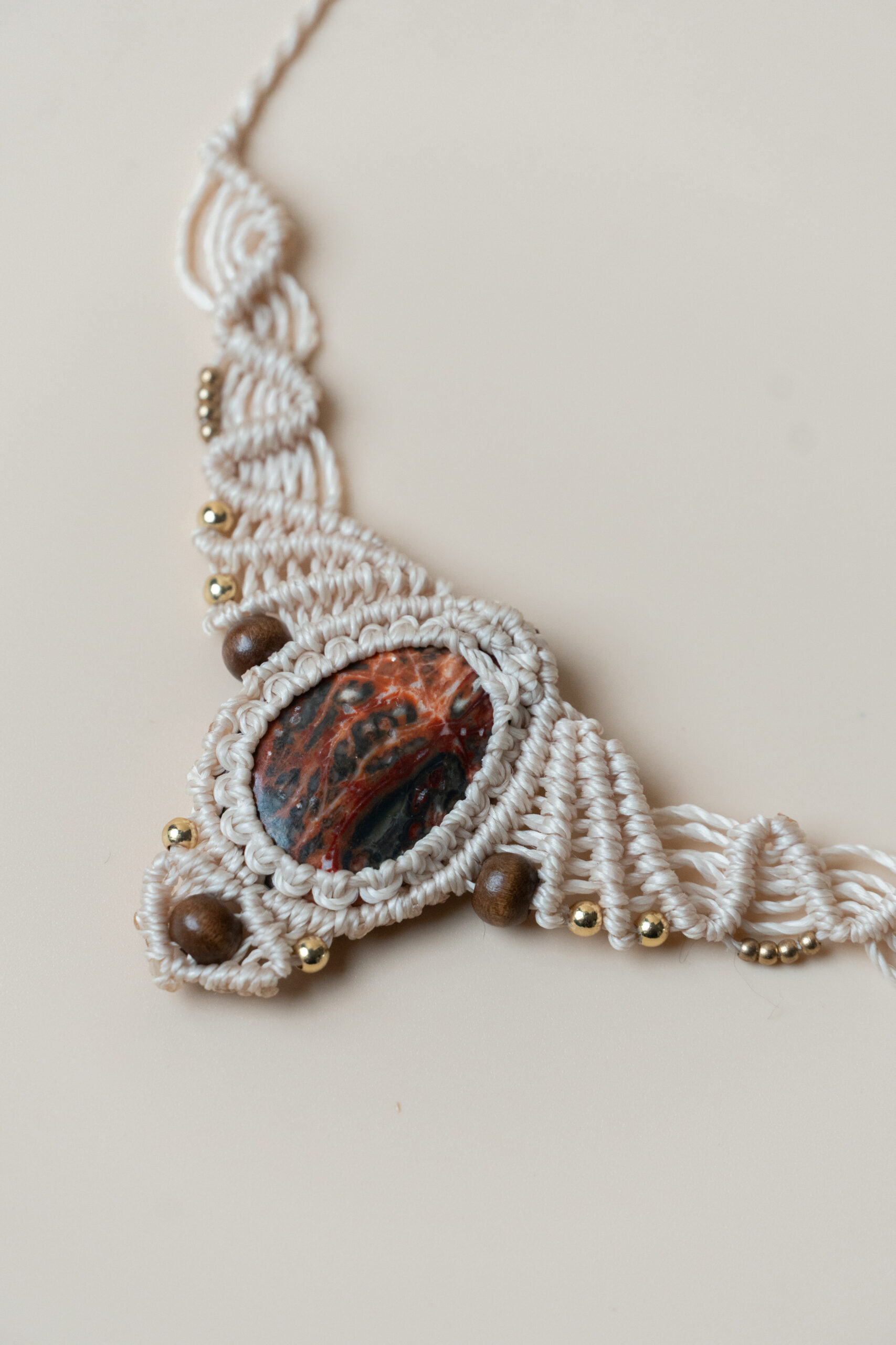 colliers beige pierre marron rouge