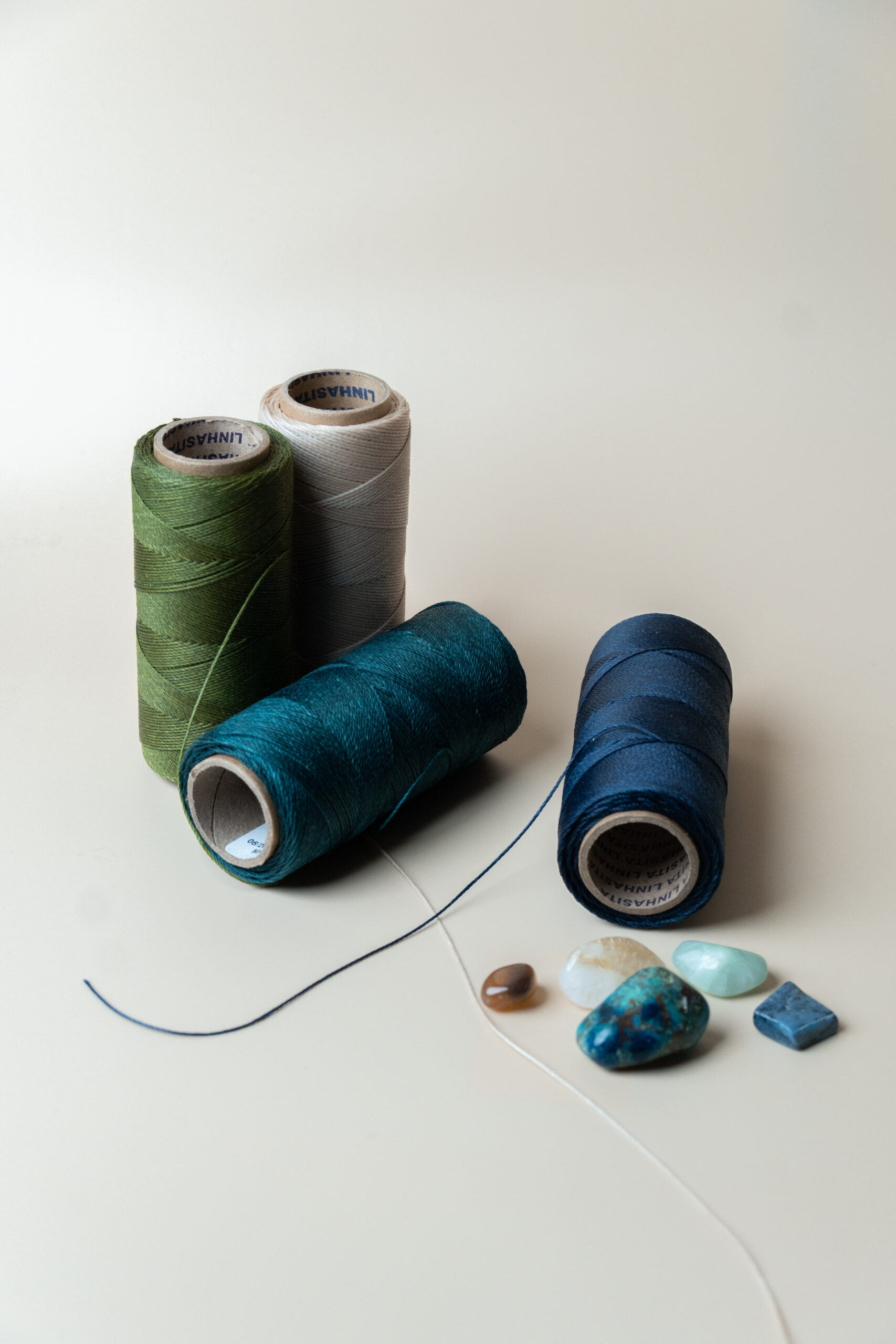bobines de fils et pierres