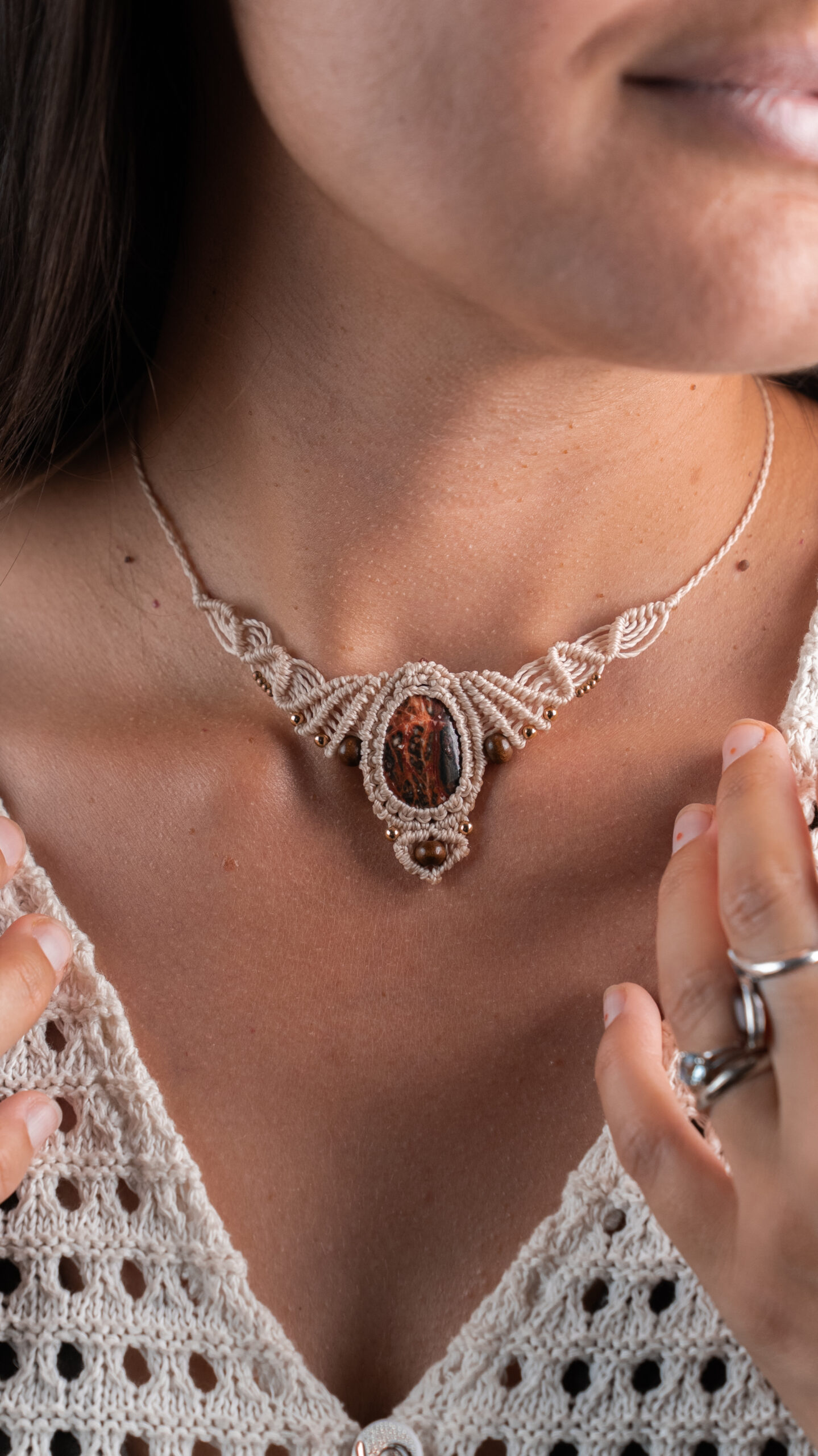 collier beige pierre marron porté