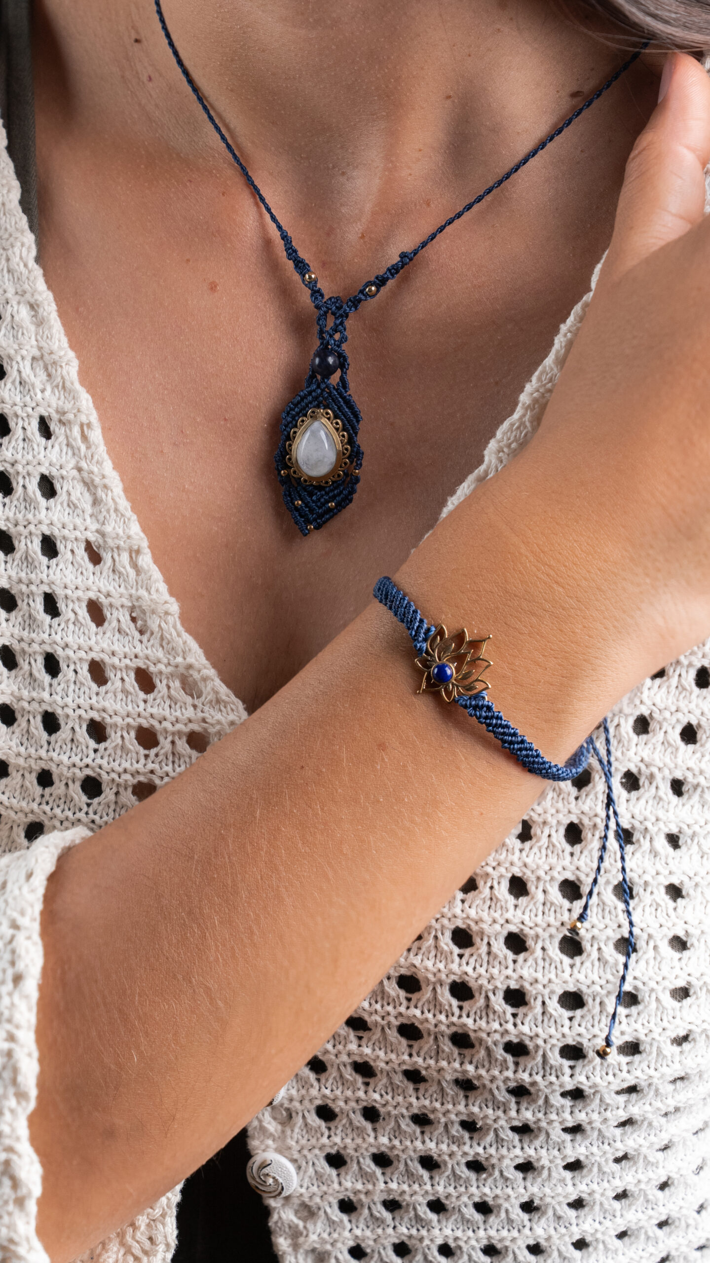 colliers et bracelet bleu portés