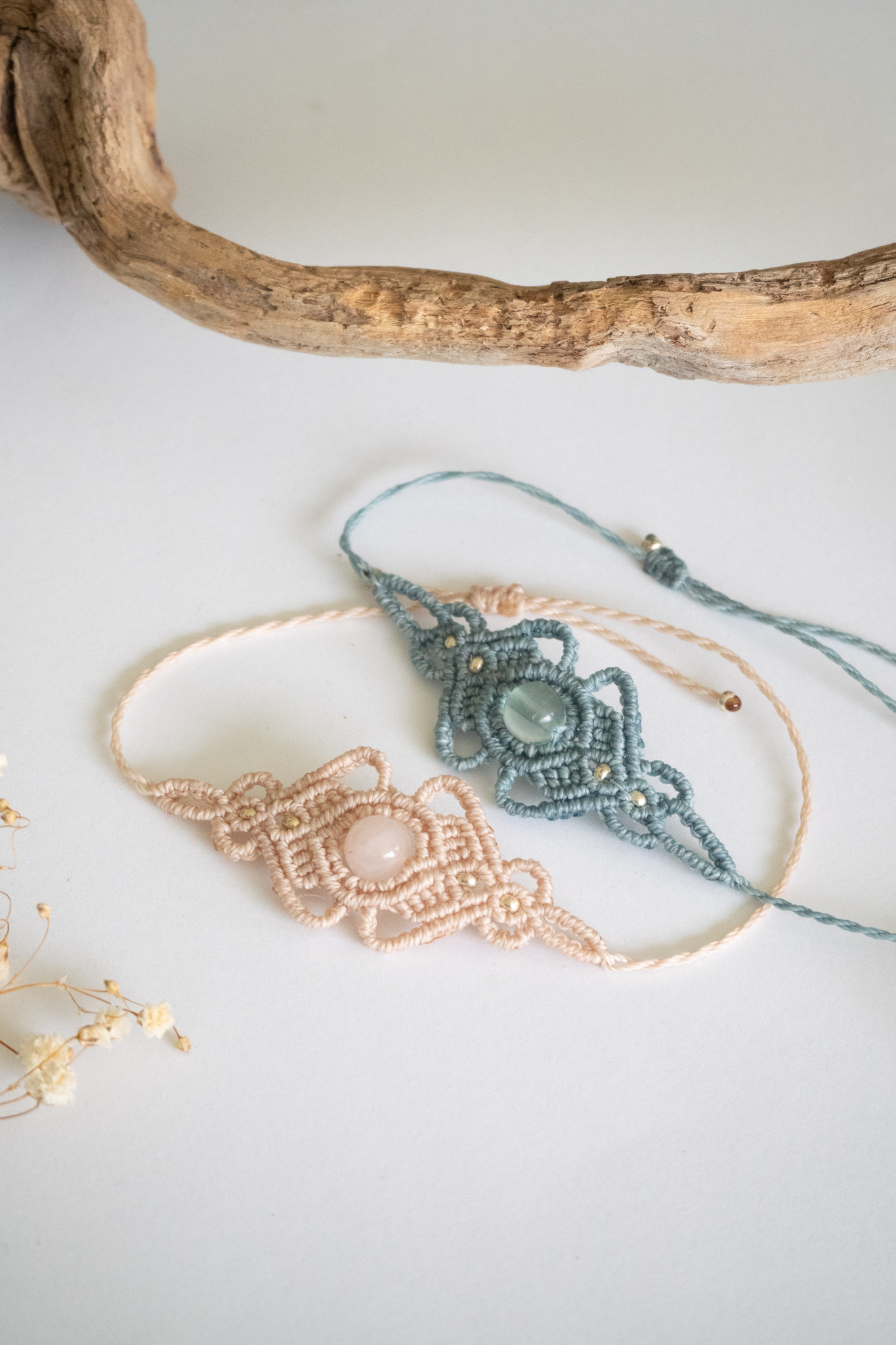 deux bracelets bali un beige un bleu ciel