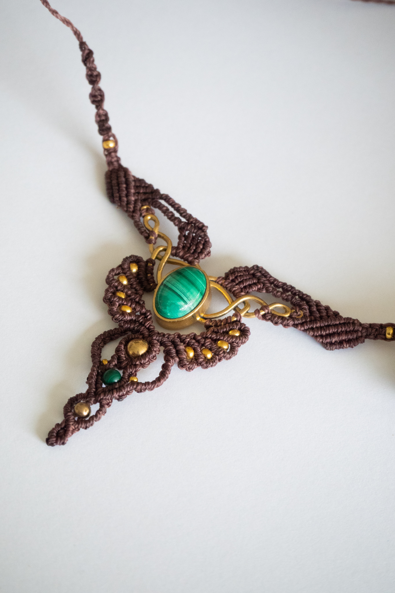 collier marron pierres vertes