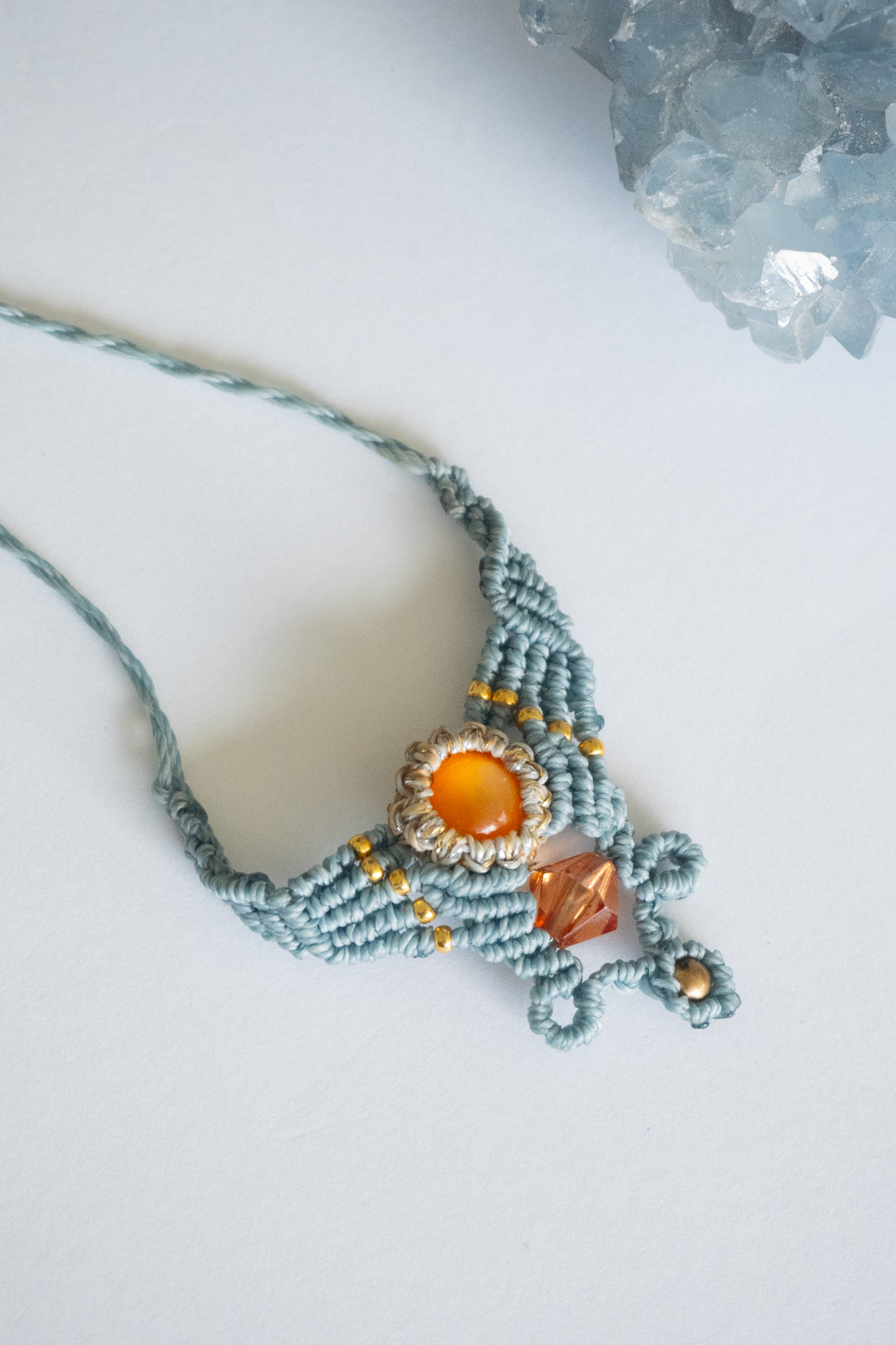 collier bleu ciel et pierres orange