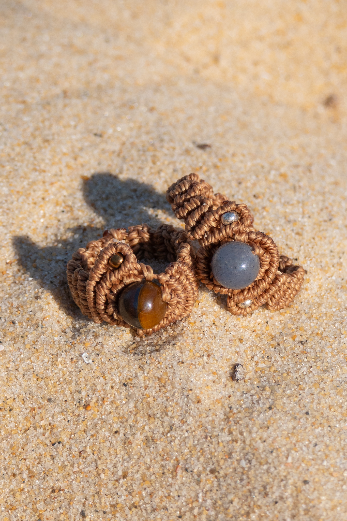 bagues couleur sable avec pierres bleu et marron