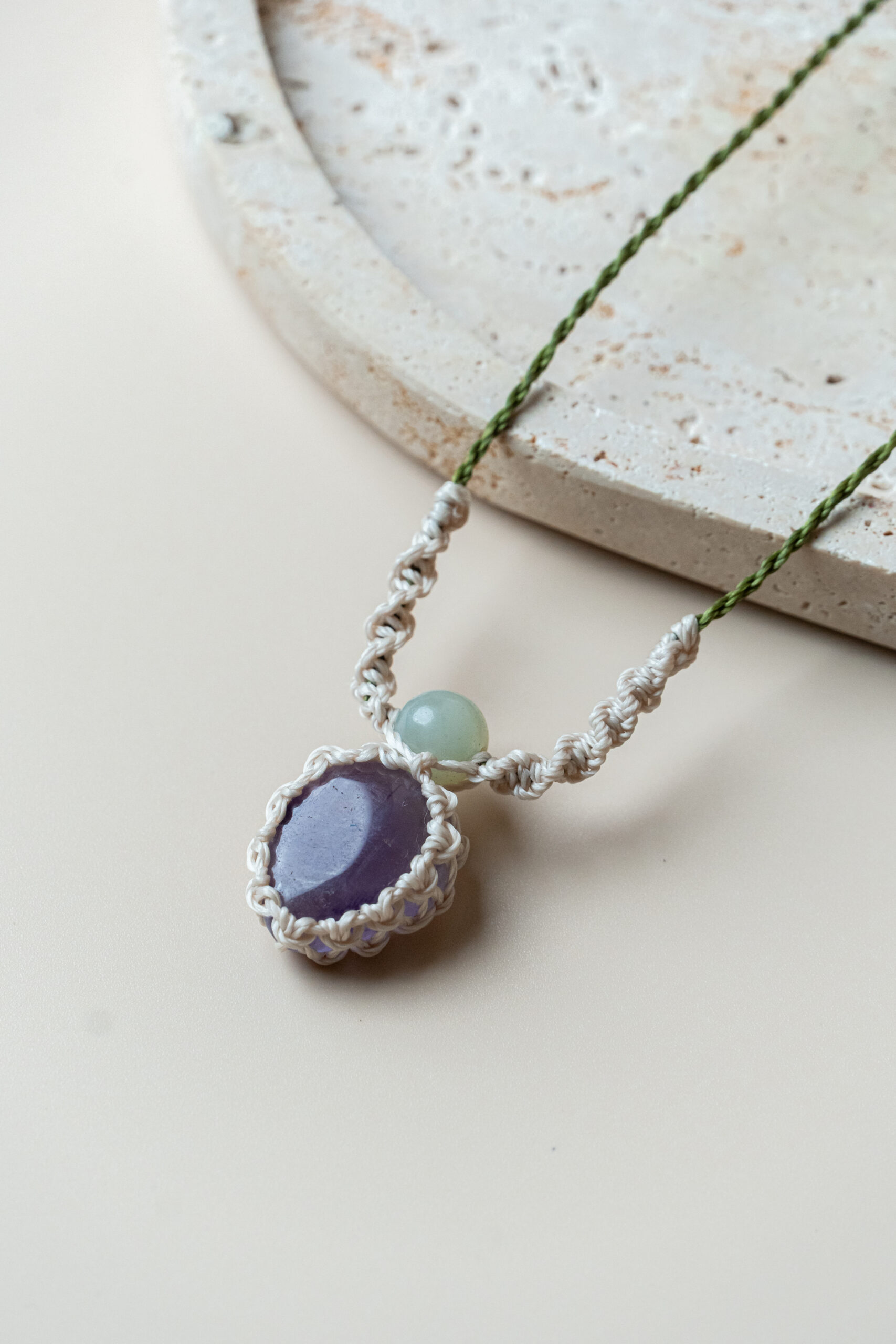 collier pierre violette et verte file blanc et vert