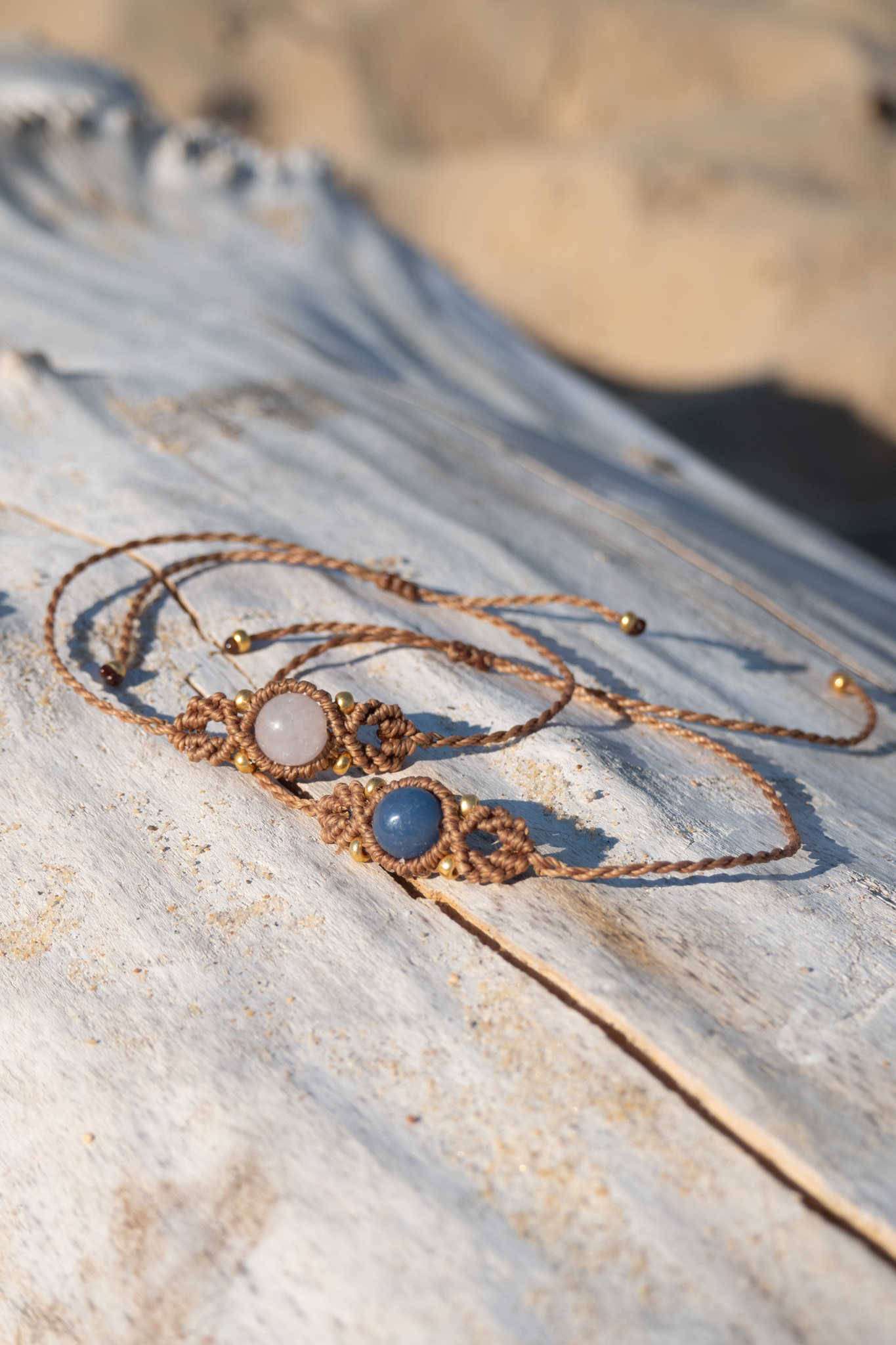 deux bracelets rose et bleu
