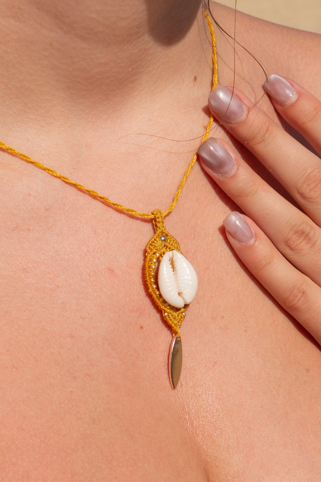 colliers jaune avec coquillage
